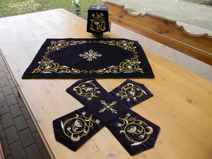 Фиолетовый шитье шнурами и канителью